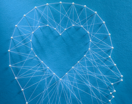 points lumineux reliés formant une tête humaine et une forme de coeur au milieu de celle-ci.